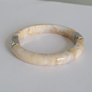Vintage Boho Cream Chunky Resin Acrylic Hinged Silver Tone Bangle Bracelet